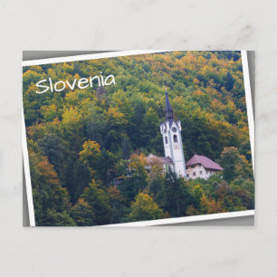 Cartão Postal Igreja numa floresta em queda na Eslovênia
