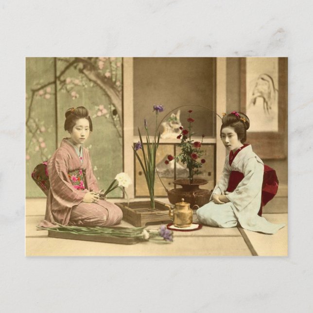 Cartão Postal Ikebana - Lindas Meninas Kimono Arrumando Flores (Frente)