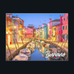 Cartão Postal Ilha De Burano, Itália<br><div class="desc">Este belo cartão postal mostra uma foto das lindas casas coloridas na ilha de Burano,  Itália. Burano é uma ilha bem pequena a nordeste da ilha de Veneza,  Itália. Sinta-se à vontade para ajustar as opções disponíveis conforme desejar.</div>