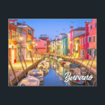 Cartão Postal Ilha De Burano, Itália<br><div class="desc">Este belo cartão postal mostra uma foto das lindas casas coloridas na ilha de Burano,  Itália. Burano é uma ilha bem pequena a nordeste da ilha de Veneza,  Itália. Sinta-se à vontade para ajustar as opções disponíveis conforme desejar.</div>