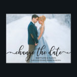 Cartão Postal Imagem De Script De Caligrafia Elegante Altera A D<br><div class="desc">O Script De Caligrafia Elegante Moderno Altera A Data Em Que O Casamento Adiou O Cartão Postal De Fotografia Do Casal</div>