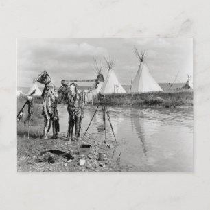 Cartão Postal Índios Vendo Negativos de Fotografias, 1913