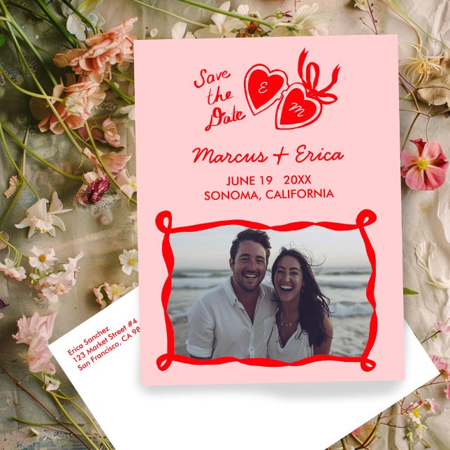 Cartão Postal Iniciais de Foto Personalizadas do Bloqueio de Cor (Heart Locket Custom Photo Initials Save the Date Postcard
Red Pink)