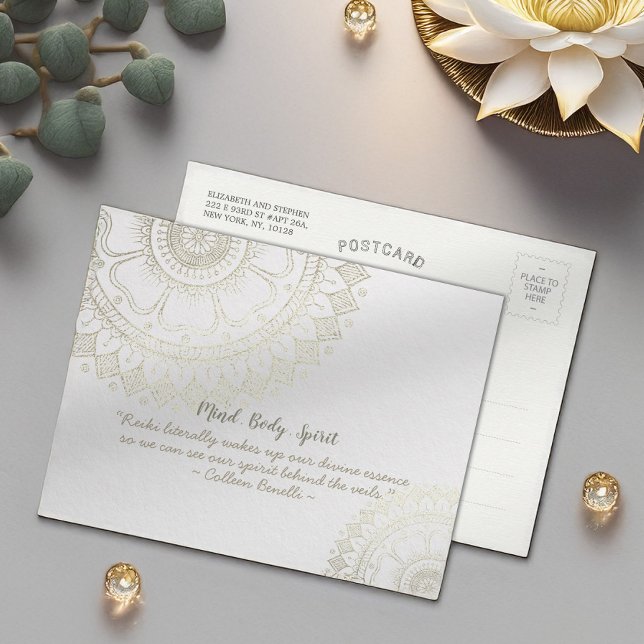 Cartão Postal Instrutor de Meditação Yoga Dourado Flores Mandala (Criador carregado)