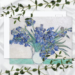 Cartão Postal Irises Floral Vincent van Gogh<br><div class="desc">Cartaz de belas artes com a pintura poste-impressionista,  Irises (1890),  do artista holandês Vincent Van Gogh (1853-1890). Ele foi influenciado pela arte japonesa em suas muitas pinturas de íris. Lindos íris de violeta azul em um vaso contra um fundo branco.</div>