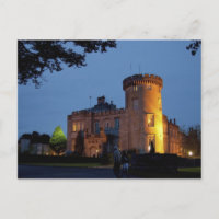Irlanda, o Castelo Dromoland iluminado ao anoitece