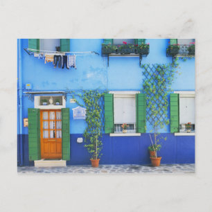 Cartão Postal Itália, Burano. Uma casa colorida em Burano perto