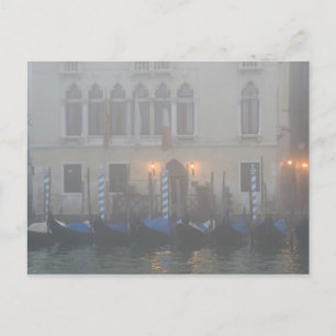 Cartão Postal Itália, Veneza. Uma fileira de gôndolas vistas atr