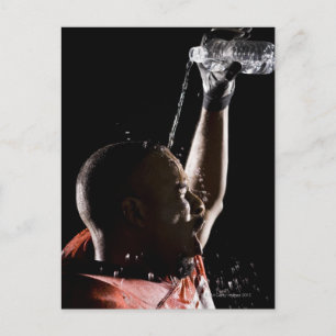 Cartão Postal Jogador de futebol se resfriando com água