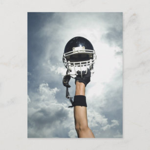 Cartão Postal Jogador de futebol segurando capacete no ar