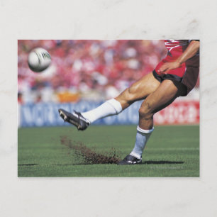 Cartão Postal Jogador de Rugby jogando a bola