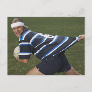 Cartão Postal Jogador de Rugby puxando a camisa