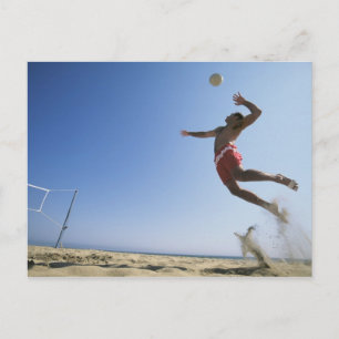 Cartão Postal Jogador de voleibol masculino da praia que salta