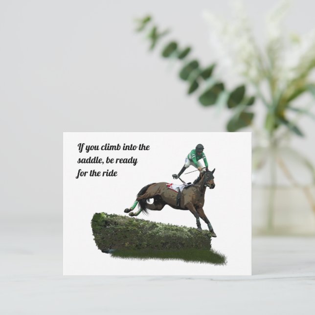 Cartão Postal Jóquei em Cavalo Saltando em Cartaz Verde (Em pé/Frente)