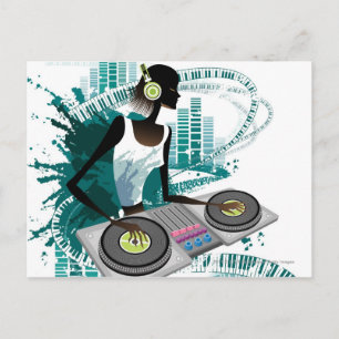Cartão Postal Jovem Dj Usando Turntable no Nightclub