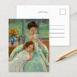 Cartão Postal Jovem Mãe Costurando | Mary Cassatt<br><div class="desc">Jovem Madre Sewing (1900) pela artista impressionista americana Mary Cassatt. Arte original é uma pintura a óleo na canvas. O retrato retrata uma mãe costurando à mão,  enquanto sua criança se inclina perto do colo. Use as ferramentas de design para adicionar texto personalizado ou personalizar a imagem.</div>