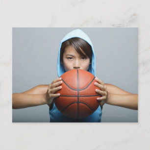 Cartão Postal Jovem mulher com basquete olhando para a câmera