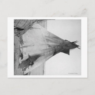 Cartão Postal Jovem Oglala Indian Girl com "Puppy fora de Tipi"