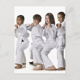 Cartão Postal jovem praticando artes marciais 2
