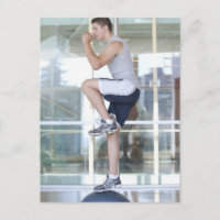 jovem que faz exercícios de escalada num equilíbri