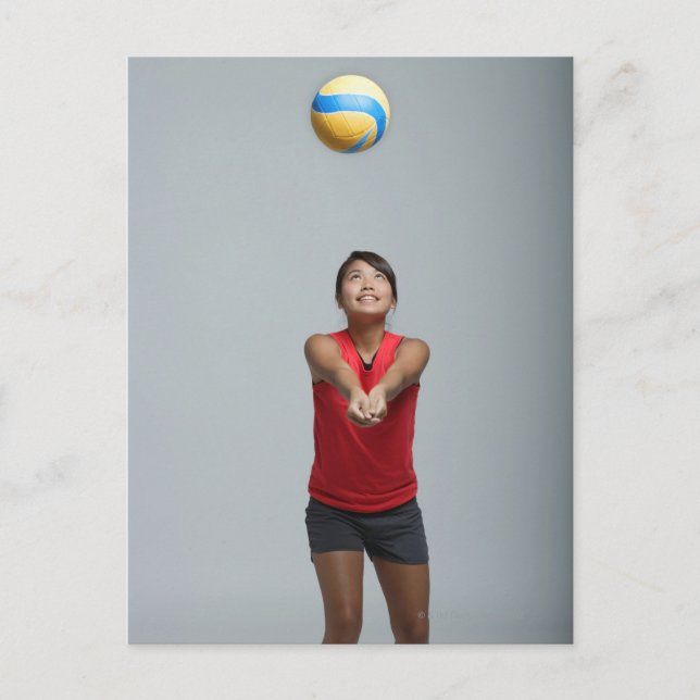 Cartão Postal Jovens jogando voleibol (Frente)