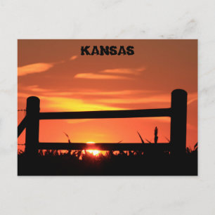 Cartão Postal Kansas Sunset com uma cerca de fazenda.