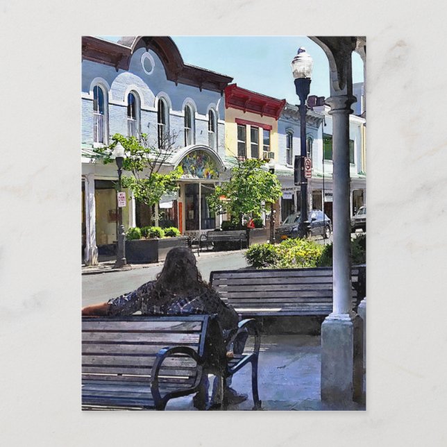 Cartão Postal Kingston NY - Relaxando na Rua frontal (Frente)