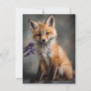 Cartão Postal Kit de Raposa Adorável Segurando Flores de Lavanda