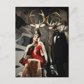 Cartão Postal Lady em Vermelho com Deer Mannequins