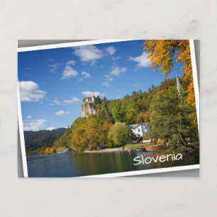 Cartão Postal Lago Bled com árvores em cores do outono na Eslov