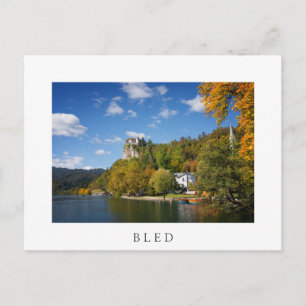 Cartão Postal Lago Bled com árvores em cores do outono na Eslov