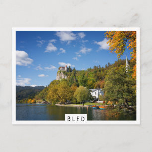 Cartão Postal Lago Bled com árvores em cores do outono na Eslov