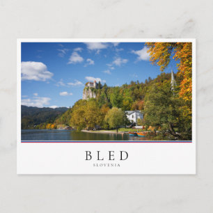 Cartão Postal Lago Bled com árvores em cores do outono na Eslovê