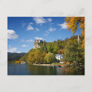 Cartão Postal Lago Bled com árvores em cores do outono na Eslovê