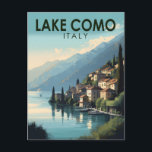 Cartão Postal Lago Como Itália Viagem Art Vintage<br><div class="desc">Design de arte vetorial do Lago Como. O lago Como,  no Norte da Lombardia,  na Itália,  é uma zona de alto escalão conhecida pela sua paisagem dramática,  colocada contra os pés dos Alpes.</div>