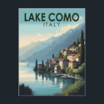 Cartão Postal Lago Como Itália Viagem Art Vintage<br><div class="desc">Design de arte vetorial do Lago Como. O lago Como,  no Norte da Lombardia,  na Itália,  é uma zona de alto escalão conhecida pela sua paisagem dramática,  colocada contra os pés dos Alpes.</div>