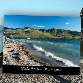 Cartão Postal Lago Ensolarado Praia de Chelan Cenário do Estado 