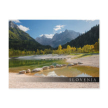 Lago Jasna nos Alpes eslovenos no outono