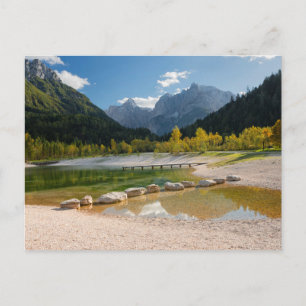 Cartão Postal Lago Jasna nos Alpes eslovenos no outono