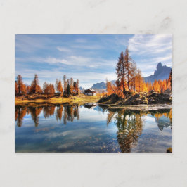 Cartão Postal Lago refletido nas montanhas Dolomiti italianas