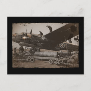 Cartão Postal Lancaster sendo carregado com bombas