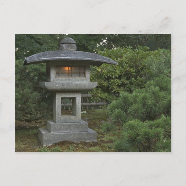 Cartão Postal Lanterna de pedra iluminada no Jardim Japonês (Frente)