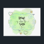 Cartão Postal Lar é onde está o Yarn - Knitters dizendo<br><div class="desc">Este cartão-postal simples e bonito é perfeito para tricotadores, croqueteiros, fios e artesanatos. A design feminina está sobre um fundo de cor d'água verde da casa da moeda e apresenta uma delicada estrutura rabiscada, decorada com borboletas doces, libélulas e corações florais. O amante de fios diz que "a casa é...</div>