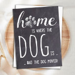 Cartão Postal Lar Russo Nós Mudamos O Cachorro Movendo O Anúncio<br><div class="desc">Em casa é onde o cão está... e o cão se mexeu! Deixe seu melhor amigo anunciar sua jogada com este cartão de anúncio giro e engraçado de cachorro em um design de slate de chalkboard rústico. Personalize as costas com nomes e seu novo endereço. Este anúncio em movimento é...</div>