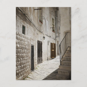 Cartão Postal Lavadeira pendurada para secar num beco em Itália