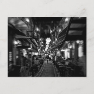 Cartão Postal Legal fotografia urbana de uma mulher a andar em I