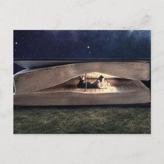 Cartão Postal Leitura da mulher dentro do livro na noite