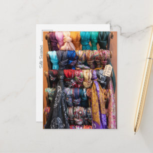 Cartão Postal Lenços de Seda Coloridos, Moda de Mercado Vibrante
