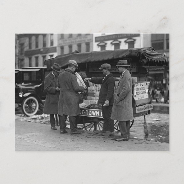 Cartão Postal Lendo as Notícias, 1925 (Frente)