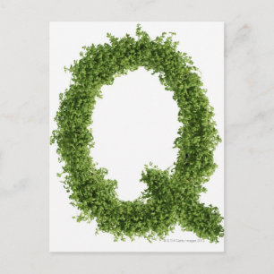 Cartão Postal Letra 'Q' em grese sobre fundo branco,